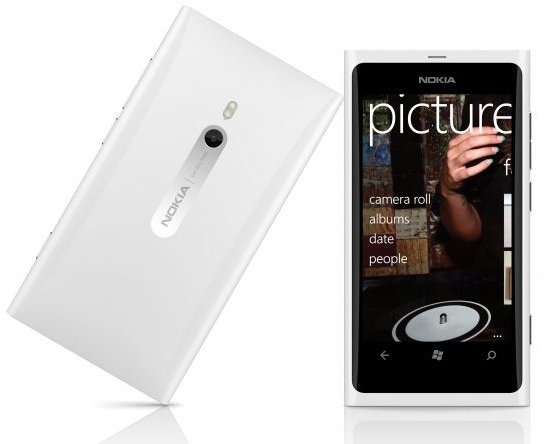 Белая Nokia Lumia 800
