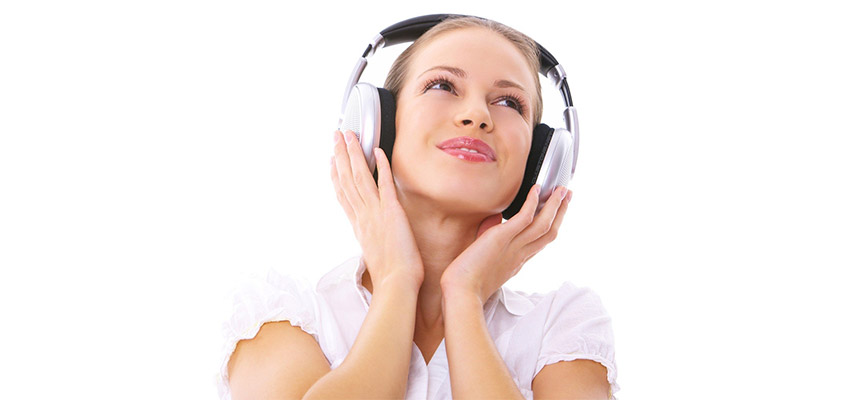Как музыка в наушниках влияет на слух?