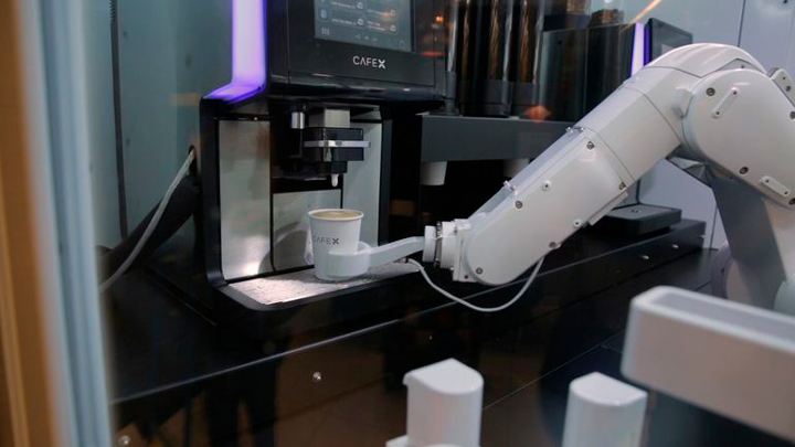 В кофейнях Cafe X ароматный напиток готовит робот