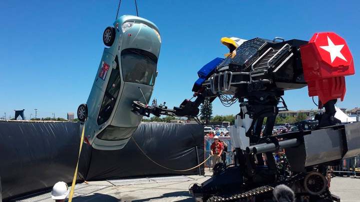 Огромный боевой робот MegaBots разбил автомобиль (видео)