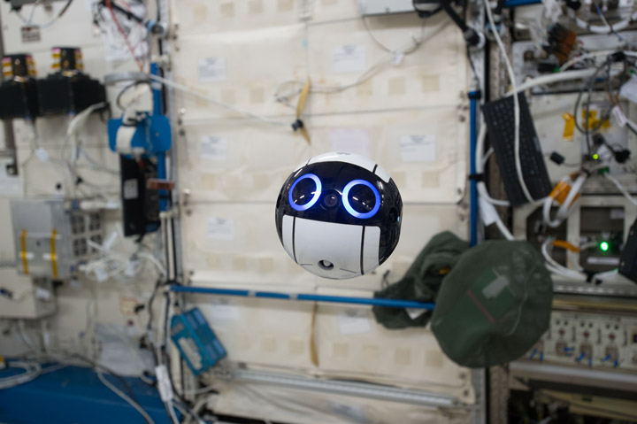 Японцы разработали робота-помощника для астронавтов