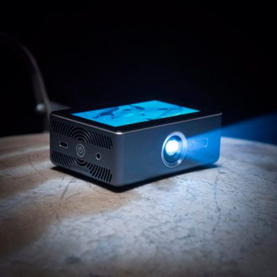 Карманный проектор с сенсорным экраном представил стартап Sweam