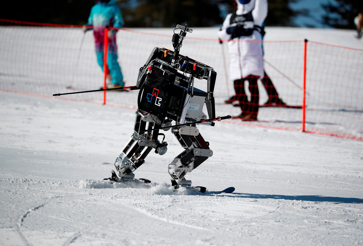 Роботы играют в футбол. Робот на лыжах. Соревнования роботов. Робот спортсмен. Гонки роботов соревнования.