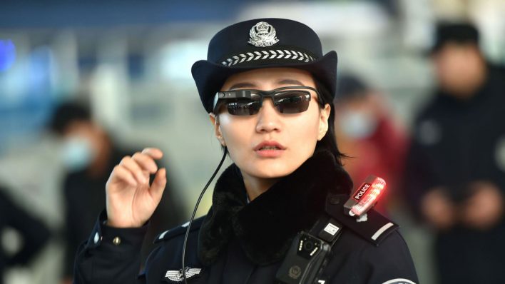«Умные» очки помогают в работе китайской полиции