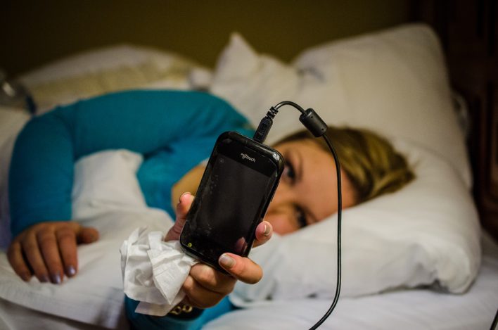 Опасна ли зарядка телефона ночью?