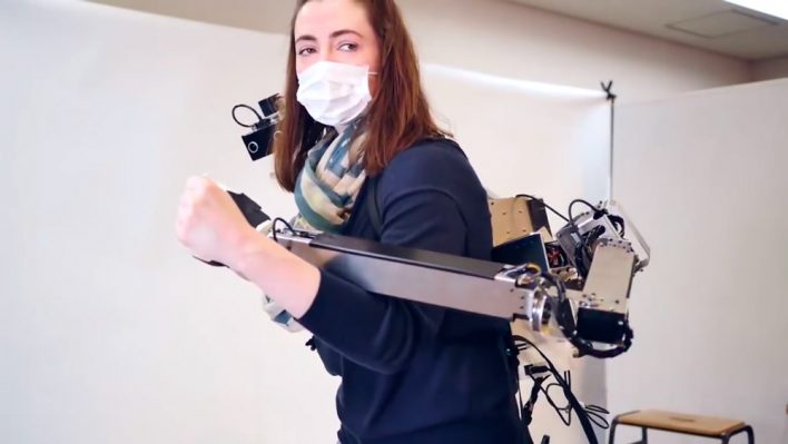В Японии создали робо-рюкзак, дающий человеку дополнительные руки