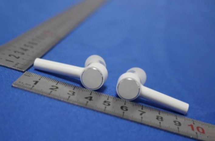 Xiaomi Mi True Wireless — дизайн Apple Airpods и 10 часов автономности