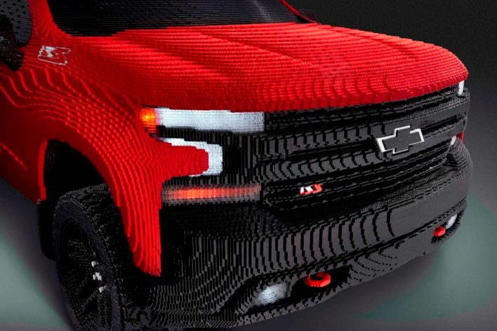 В Chevrolet собрали игрушечный LEGO-пикап, равный по размерам настоящему