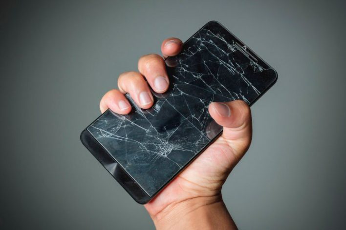 В РФ начали страховать дисплеи смартфонов от повреждений