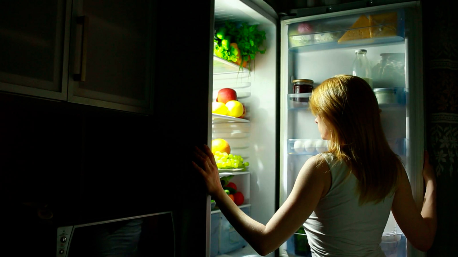 Не есть вечером помогает. Девушка возле холодильника. Девушка у холодильника ночью. Холодильник. Человек возле холодильника.