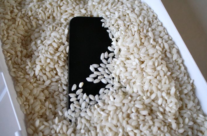 Стоит ли сушить утопленный телефон рисом?