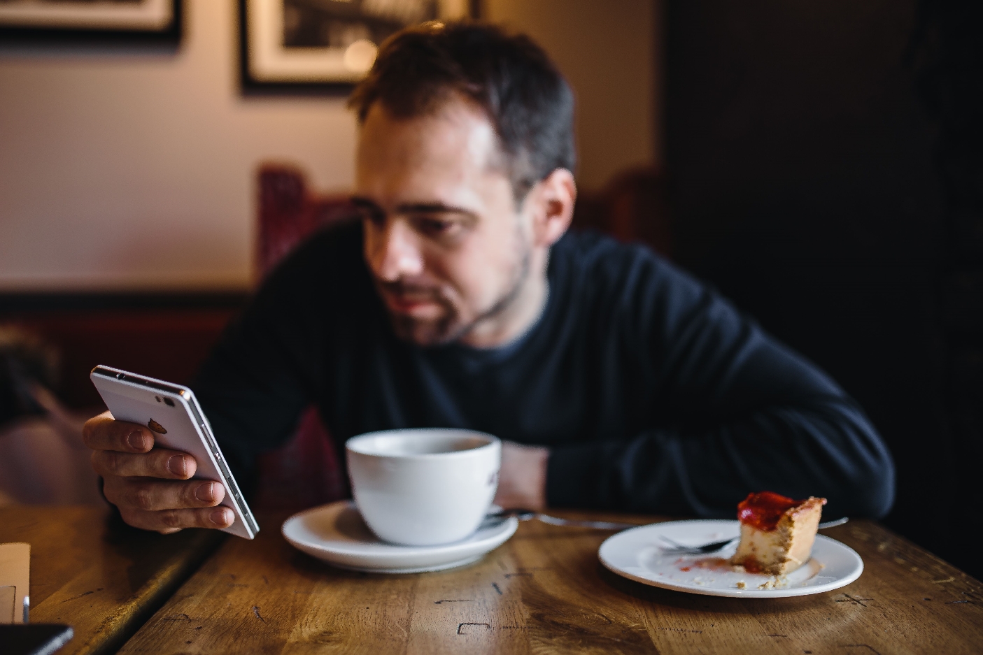 Мужчина в кафе. Рассказчик сидит в кафе. Злой сидит в кафе. Man in Cafe. Мужик сидит в кафе и исполняет желания.