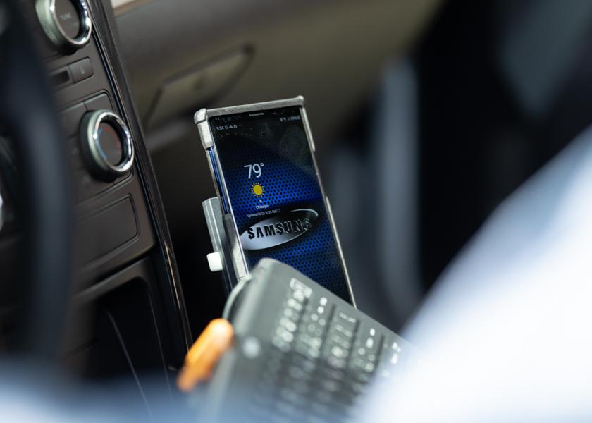 Полиция отказывается от компьютеров в автомобилях в пользу смартфонов Samsung