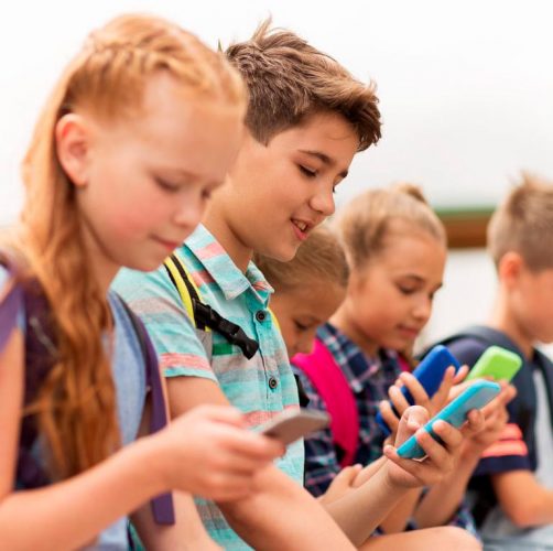 Роспотребнадзор выпустил рекомендации по использованию мобильников школьниками