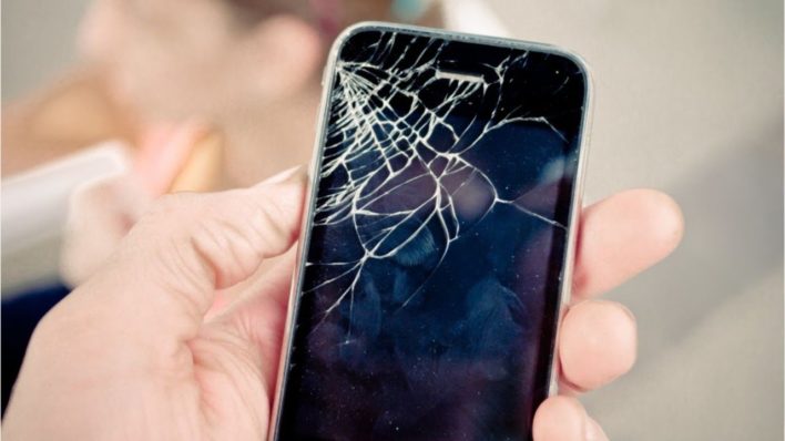 Не стоит пользоваться смартфоном, у которого разбит дисплей! Почему?