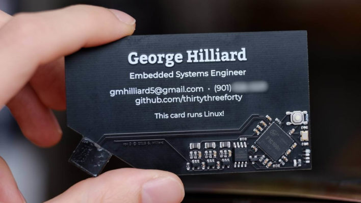 Инженер-энтузиаст создал компьютер с габаритами визитки!
