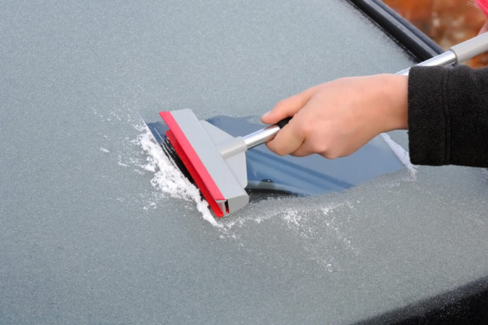 Три простых способа справиться с замерзшими стеклами в машине