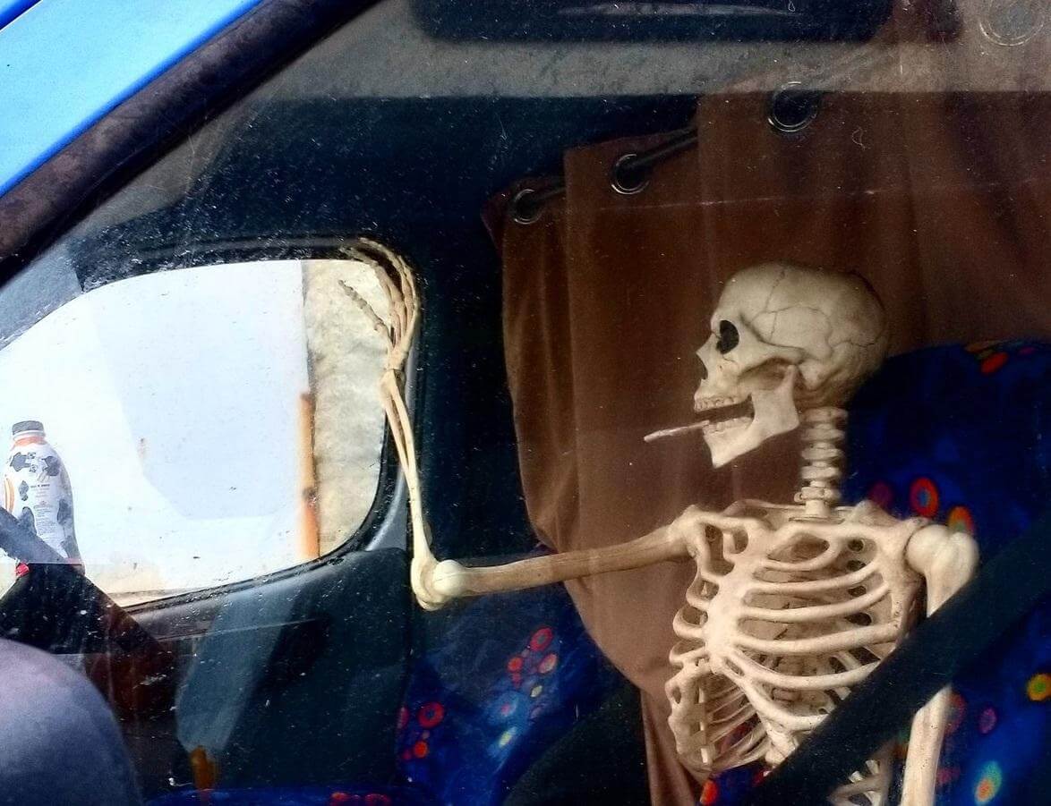 Американский водитель ездил в компании скелета, обманывая ПДД