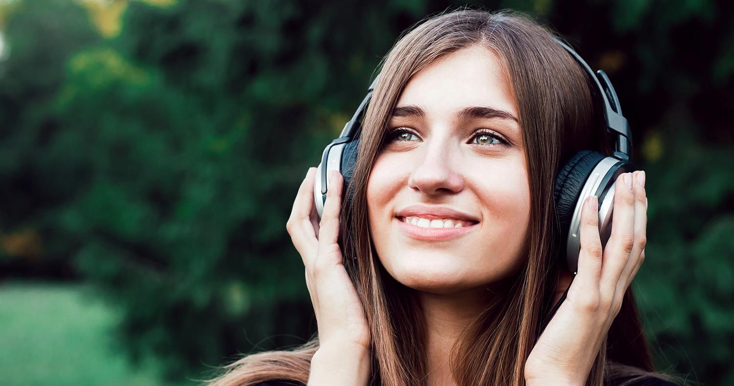 Девочка слушает музыку в наушниках фото