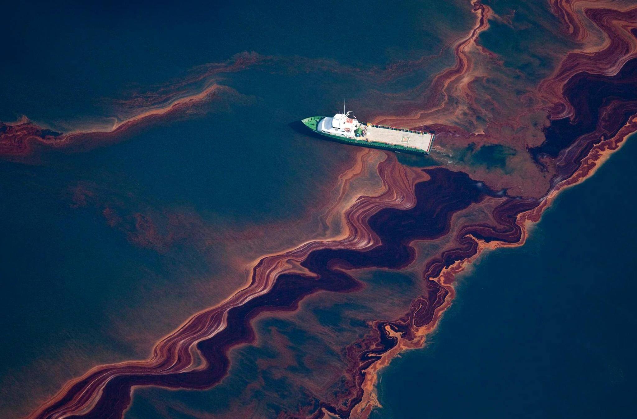 Разлив нефти в океане