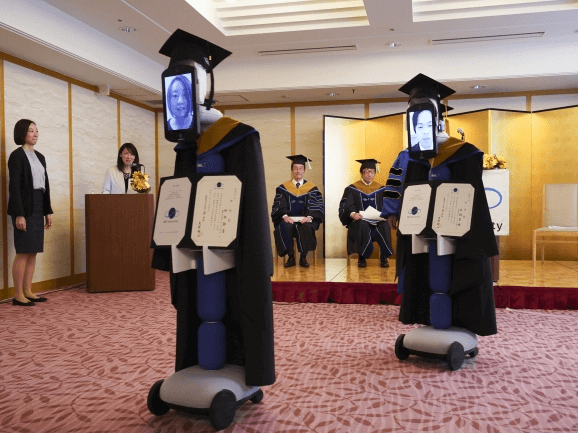 В Японии на выпускной за дипломами пришли роботы