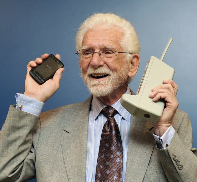 В этот день состоялся первый звонок с мобильного телефона