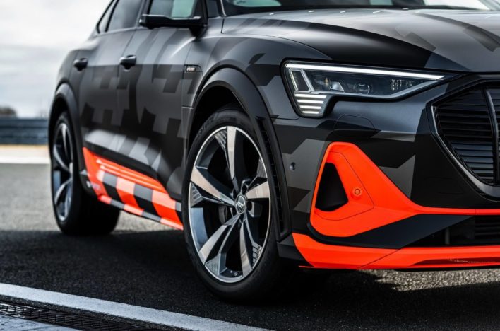 Новый трехмоторный Audi e-tron S показал чудеса управляемости!