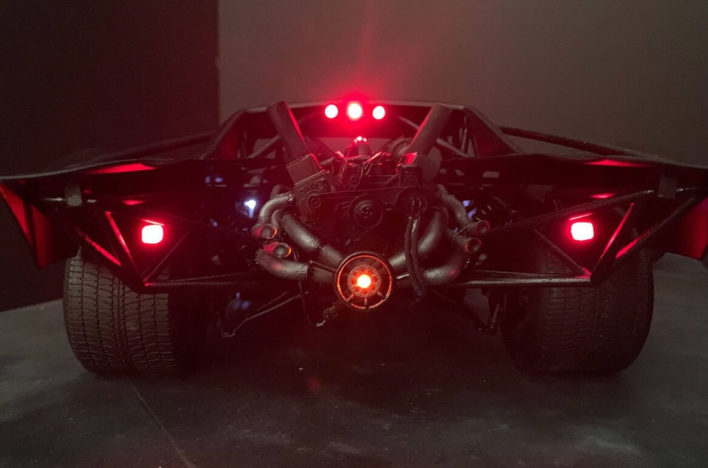 В Сети появились фото с дизайном новой машины Бэтмена