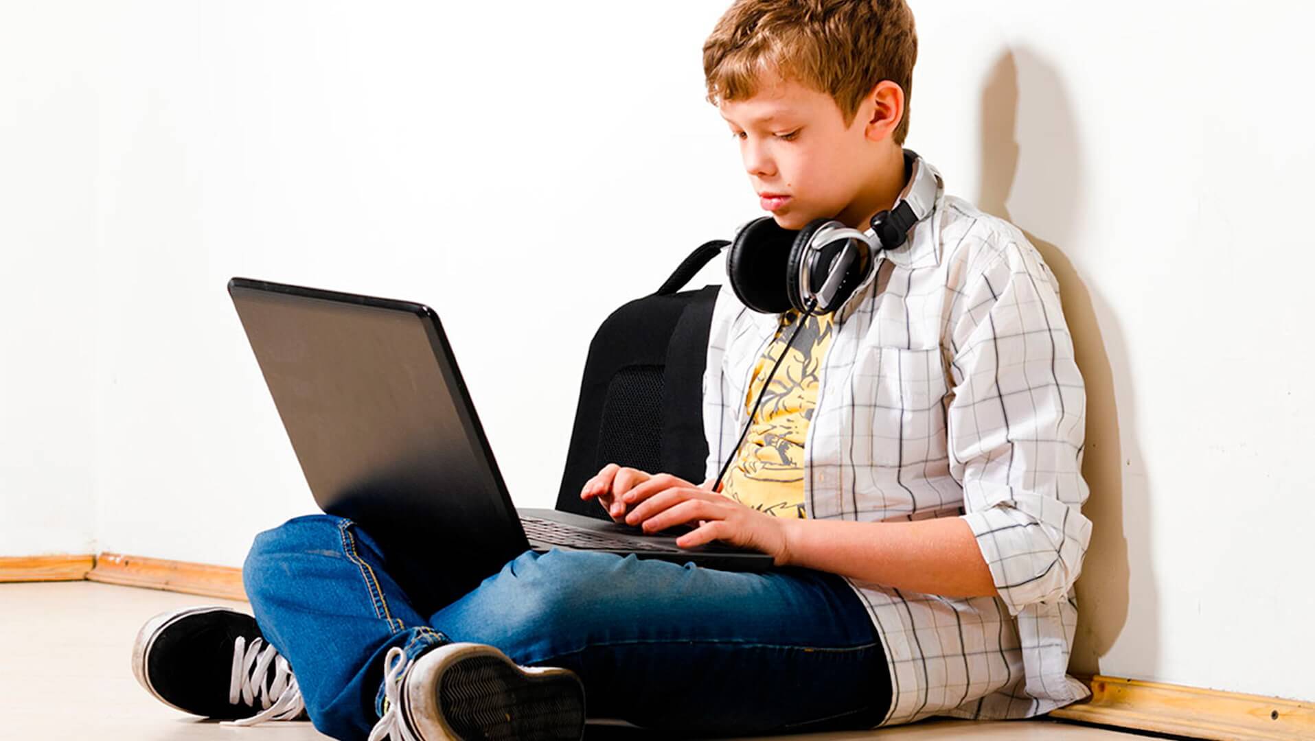 Интернет в жизни детей. Компьютер для детей. Подросток и компьютер. Мальчик сидит за компьютером. Подросток с ноутбуком.