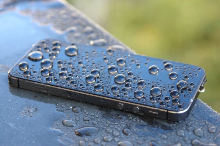 Что нужно делать, если ваш телефон был залит водой?