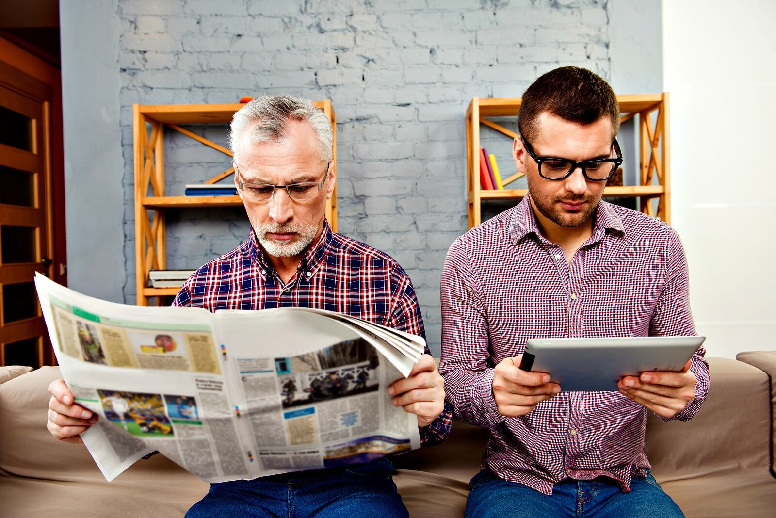 Read the internet. Человек читает газету. Человек с газетой. Мужчина с газетой. Человек читает новости в интернете.