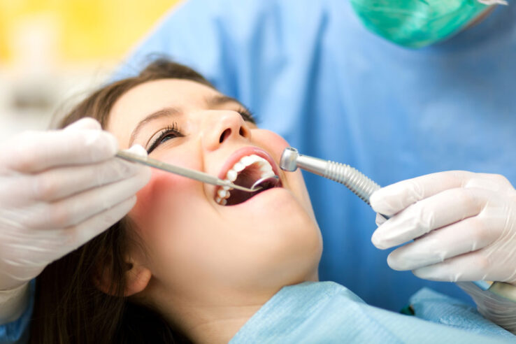 В Китае нашли способ лечить зубы без пломб!