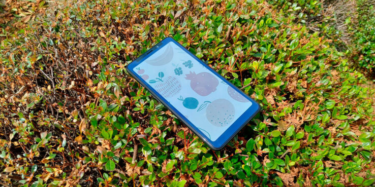 Новый 5G-смартфон получил цветной дисплей на электронных чернилах