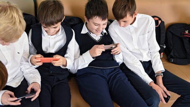 В китайских школах запретили мобильники!