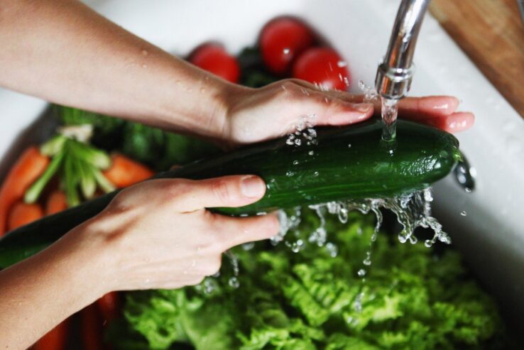 Лучшим средством для мытья овощей признана… вода +