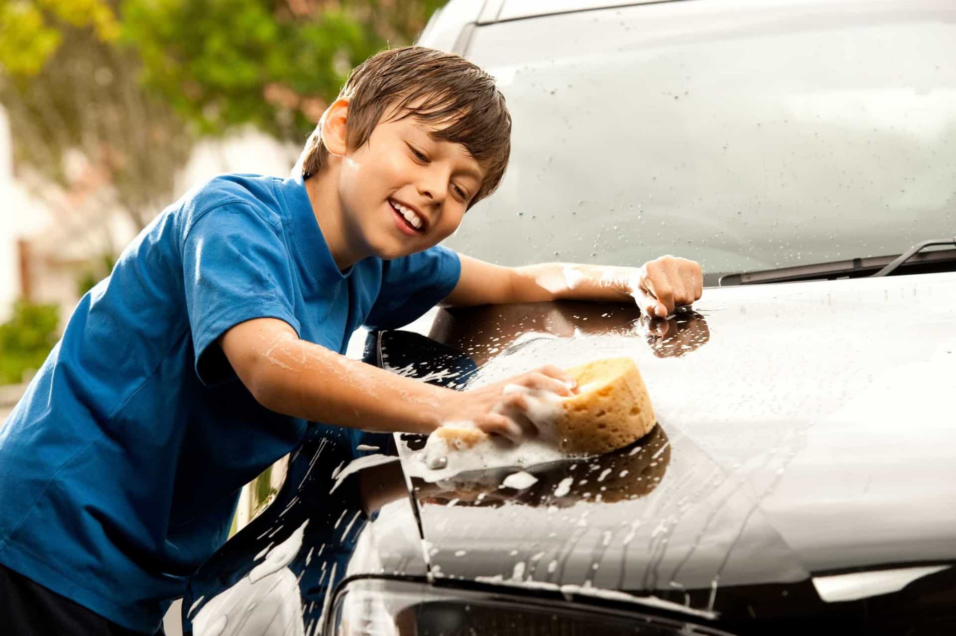 Самостоятельный ли подросток. Подросток моет машину. Мальчик моет машину. Подростки работают. Мойка автомобилей подростками.