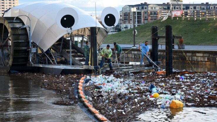 Мистер Мусорное колесо делает воды Балтимора чистыми от мусора