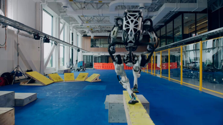 Boston Dynamics показала роботов, выполняющих элементы паркура