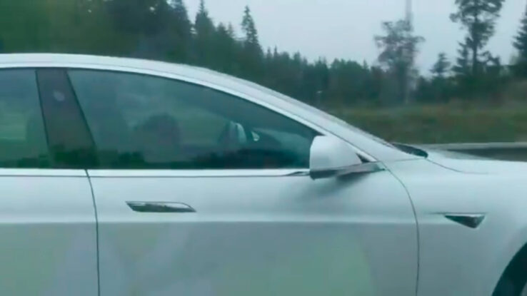 Автопилот Tesla спас жизнь пьяному водителю, который заснул во время езды
