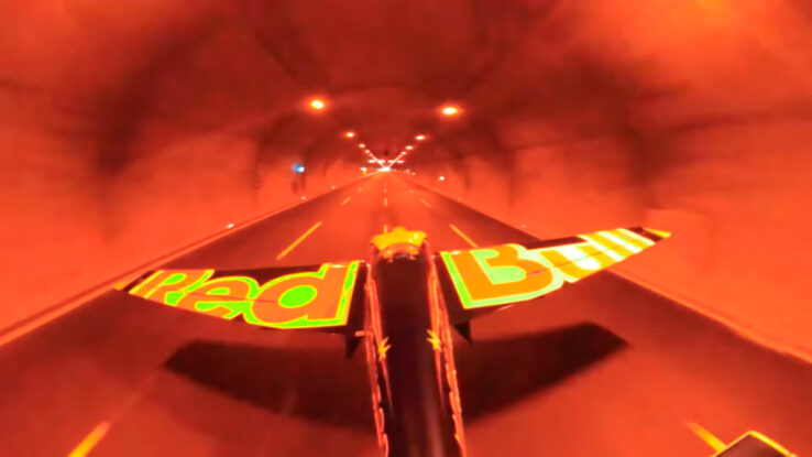 Пилот впервые в мире совершил пролет по автомобильным тоннелям!