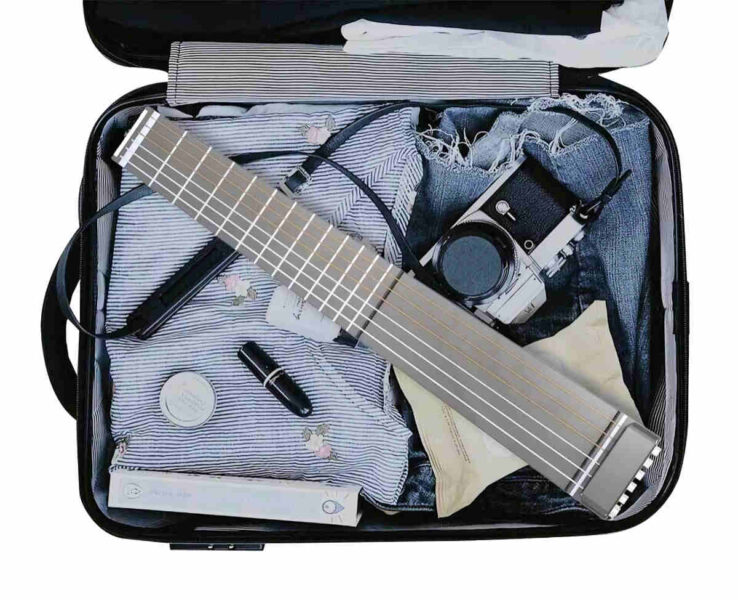 У вас уже есть гитара, которую можно взять с собой, положив её... в чемодан?