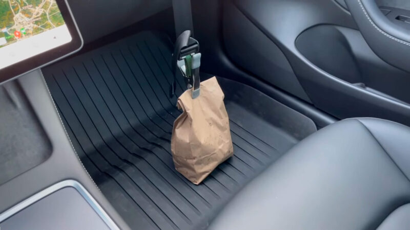 Это ремень не даст упасть сумке с едой в вашем автомобиле!