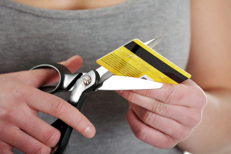 Разрезать ножницами! Как лучшие поступить с ненужной банковской картой?
