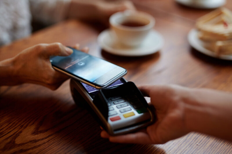 Безопасно ли использовать NFC в телефоне для оплаты?