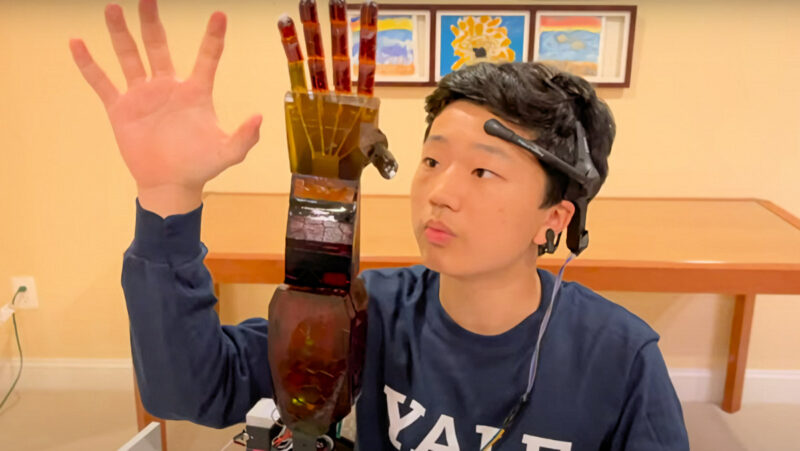 Школьник создал управляемый мыслью ИИ-протез руки