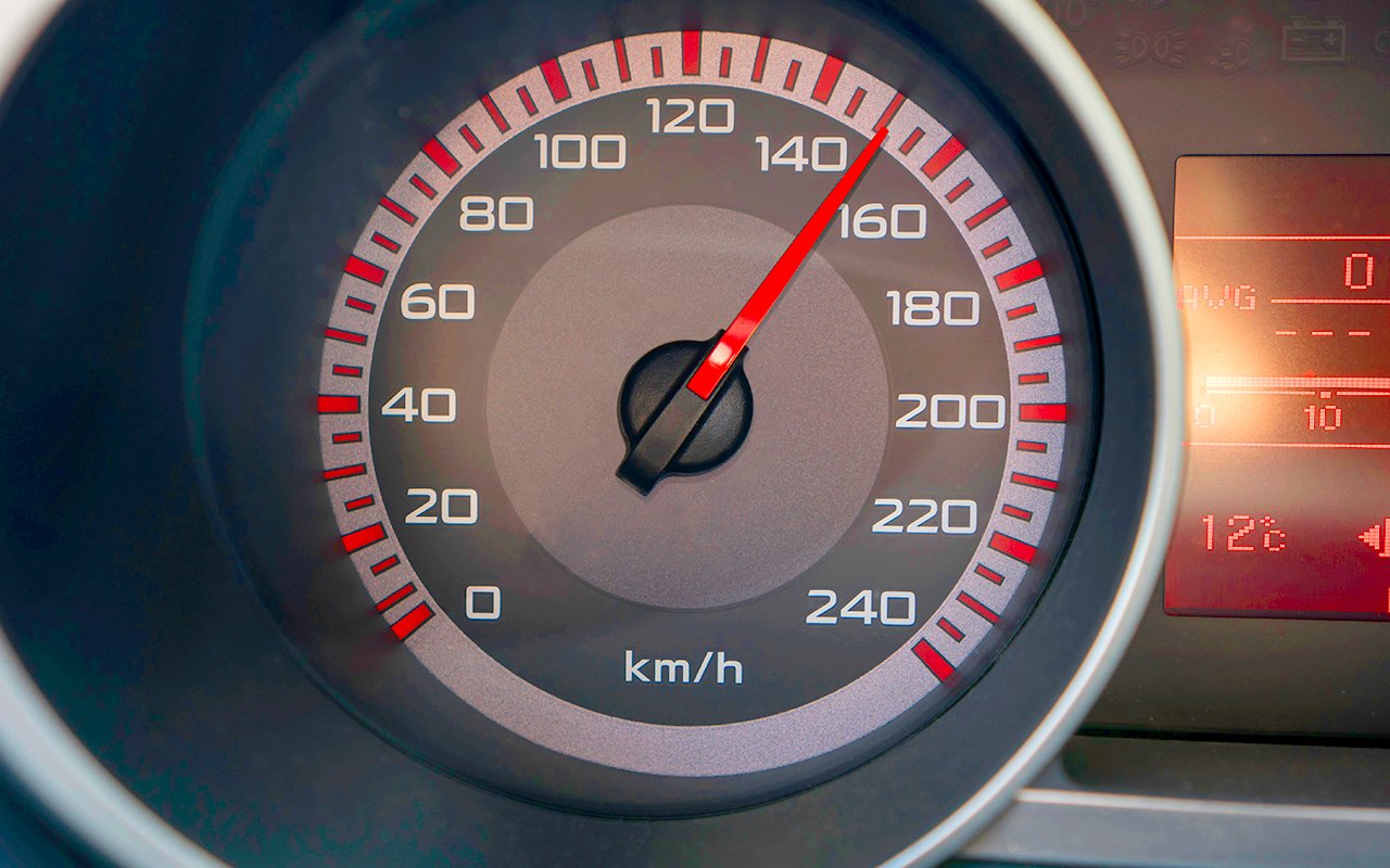 Павел иванович купил американский автомобиль спидометр которого показывает скорость в милях в час 33