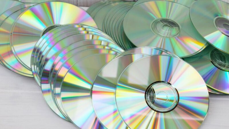 Если вы храните видеозаписи важных жизненных событий на компакт дисках — самое время сделать копии!