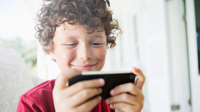 Ученые предупредили о манипуляциях в детских мобильных играх