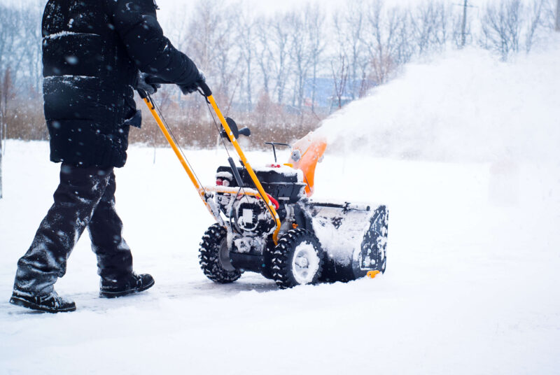 Готовь сани летом: Чистота вокруг дома в зимнее время года с надежной снегоуборочной техникой