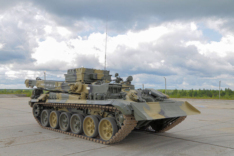 Новая партия Т-90М «Прорыв» и БРЭМ-1М поступила в ВС РФ